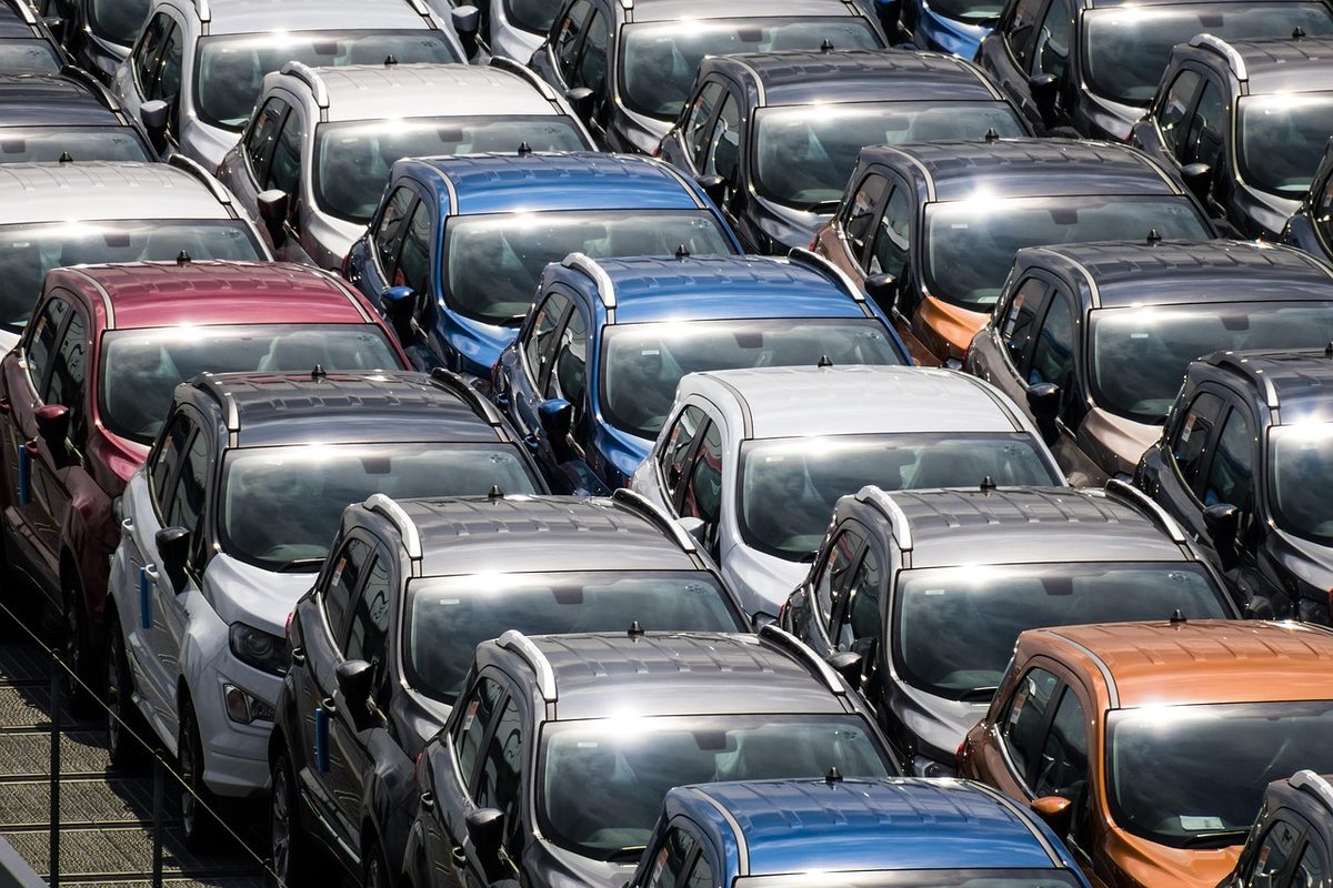 Rows of cars parked on a dealership lot (Florida auto dealers insurance)